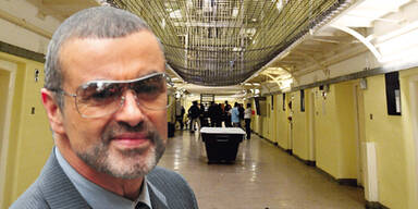 George Michael mit Gefängnis im Hintergrund
