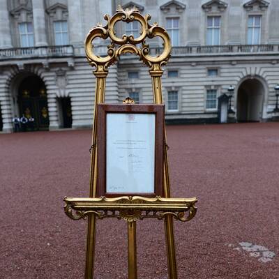 Kates Baby: Die Urkunde vorm Buckingham Palace
