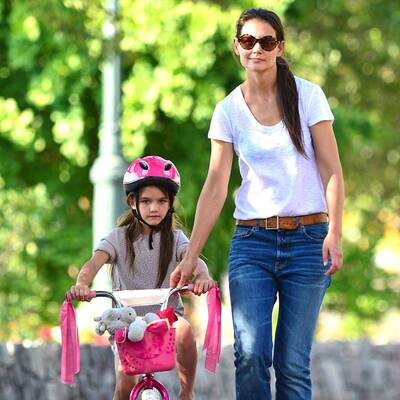 Suri Cruise lernt Rad fahren - mit Mamas Hilfe