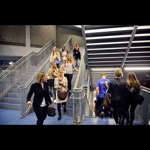 Мечталионн 7 апреля. Фото на лестнице старшеклассники. Идти в офис. В здании занимаемом людьми. Поведение школьников на лестнице.