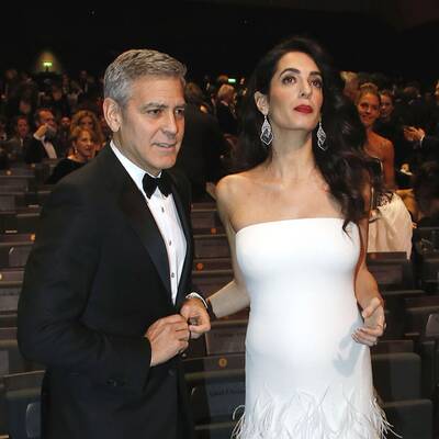 Amal Clooney: Babybauch-Debüt