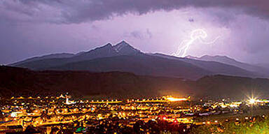 Tirol: Blitz fegt Bursch von Hausdach