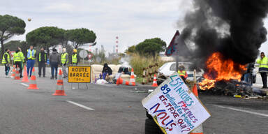 Benzinsteuer-Proteste: Benzinlager blockiert von Demonstranten