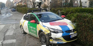 Wilder Crash mit Google-Maps-Auto