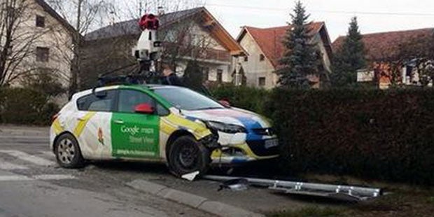 Wilder Crash mit Google-Maps-Auto