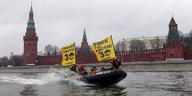 Greenpeace protestiert auf der Moskwa