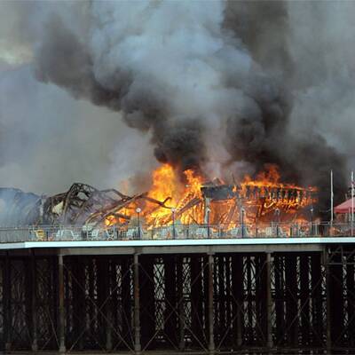 Feuersbrunst zerstört historischen Pier