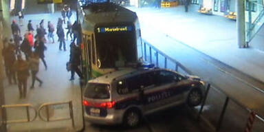 Graz: Polizeiauto kracht in Tram
