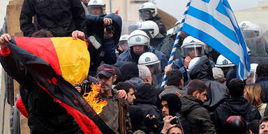 Athen: Demonstranten verbrennen deutsche Flagge 