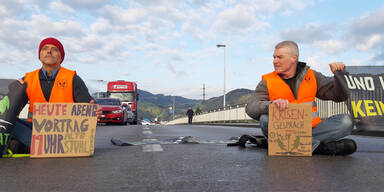 Klima-Kleber blockieren Grenzbrücke zur Schweiz