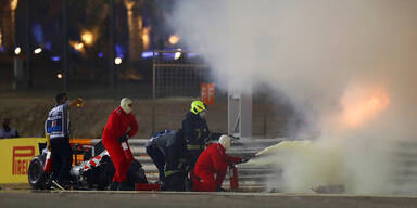 Grosjean zeigt verbrannte Hand nach Feuer-Crash