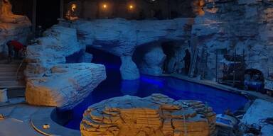 Benko-Protz-Nachbau der "Blauen Grotte von Capri" unter seinem Schlosshotel in Igls bei Innsbruck.