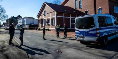 Frau rast vor Grundschule in Menschenmenge – fünf Verletzte