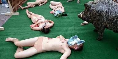Nackt-Protest vor dem Stephansdom