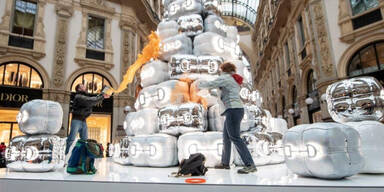 Klima-Kleber übergießen Gucci-Weihnachtsbaum mit Farbe