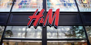 H&M Schild vor Geschäft