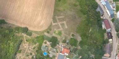Hakenkreuz in deutsches Feld gemäht