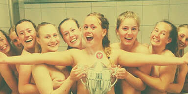 Handball-Mädls feiern mit Nackt-Foto