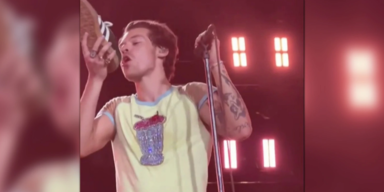 Während Konzert: Harry Styles trinkt aus seinem Schuh