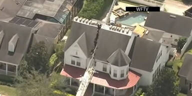 Video zeigt: Kran stürzt und teilt komplettes Haus