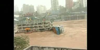Hochwasser brachte Restaurant-Boot zum Kentern