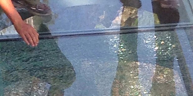 Glasbrücke splittert unter Touristen