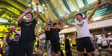 Trotz Corona: Chinesen feiern Mega-Bierparty