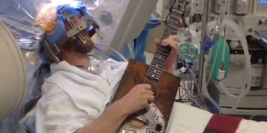 Patient spielt während Hirn-OP Gitarre