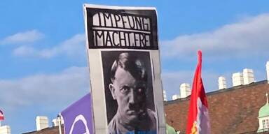 Hitler-Plakat bei Corona-Demo