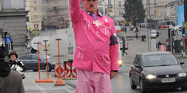Pink-Hitler stürmt  Ausstellung