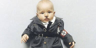 Künstlerin verkleidet Baby als Hitler