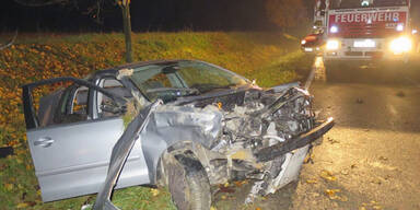 Crash: Mann aus Auto geschleudert - tot