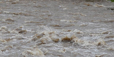 Bub von Hochwasser mitgerissen: tot