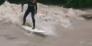 Video: Surfer auf Hochwasser-Welle