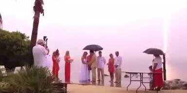 Blitz schlägt während Hochzeit ein