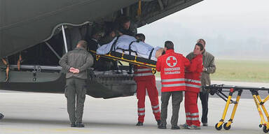 Verletzte KFOR-Soldaten landen in Linz-Hörsching
