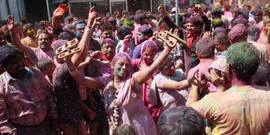Holi-Fest: Inder liefern sich Farbenschlacht
