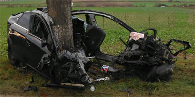Baum reißt Auto in 2 Teile: Lenker tot