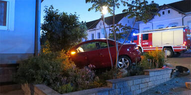 Auto bei Unfall in Vorgarten katapultiert