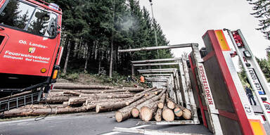 Holztransporter verliert Kontrolle