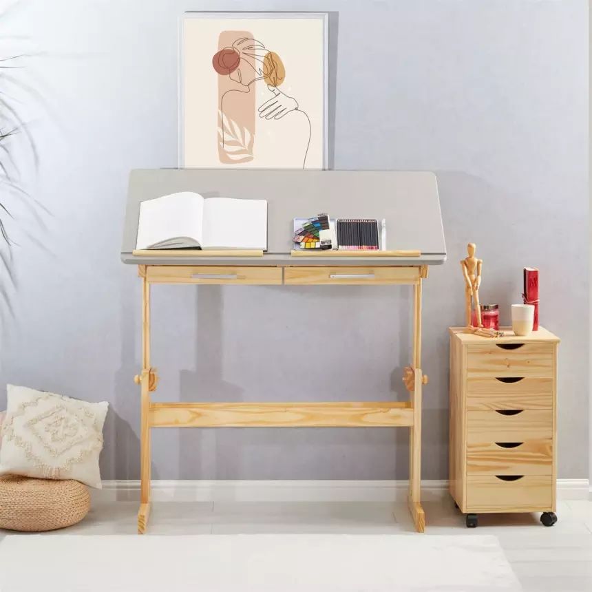 Integrierte Laden und eine verstell-bare Arbeitsfläche bietet der Kinderschreibtisch Olivia von Idimex. Um 147,45 Euro, home24.at