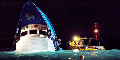 Schiff sinkt nach Crash mit Fähre - 37 Tote 