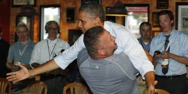 Pizzabäcker nimmt Obama auf den Arm