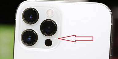 Dazu dient das Mini-Loch neben der iPhone-Kamera