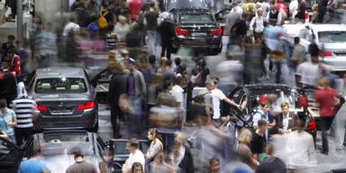 Tausende Autofans stürmen die IAA 2011