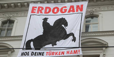 Identitäre fordern: "Erdogan hol deine Türken ham"