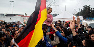 Flüchtlinge rufen "Mama Merkel!"
