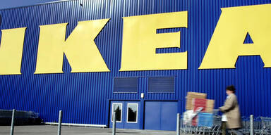 Geldboten-Überfall vor Ikea: Täter weiter flüchtig