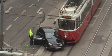 Crash in Wien-Favoriten: Bim prallt mit Auto zusammen 