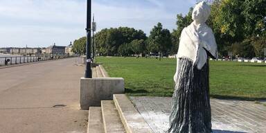 Bordeaux: Statue schwarzer Sklavin mit weißer Farbe beschmiert